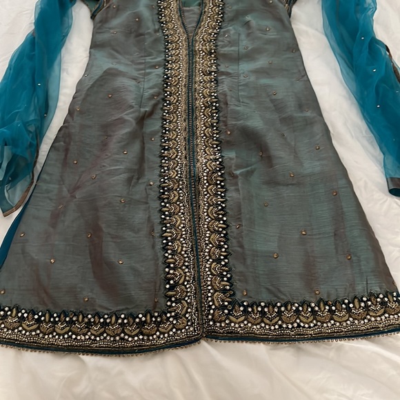 Beautiful Indian dress with scarf and pants - Picture 2 of 5